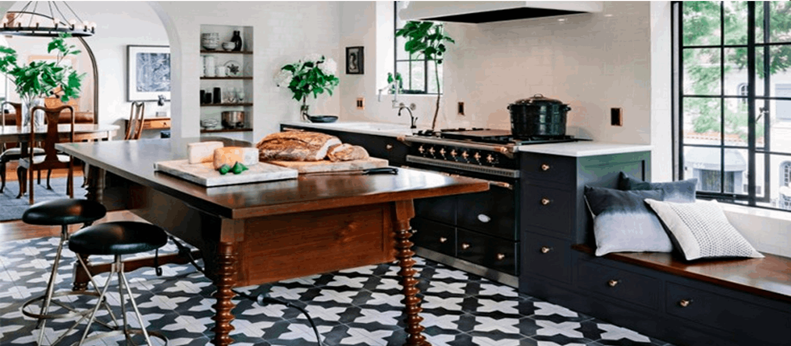 cocina tradicional con suelo hidraulico